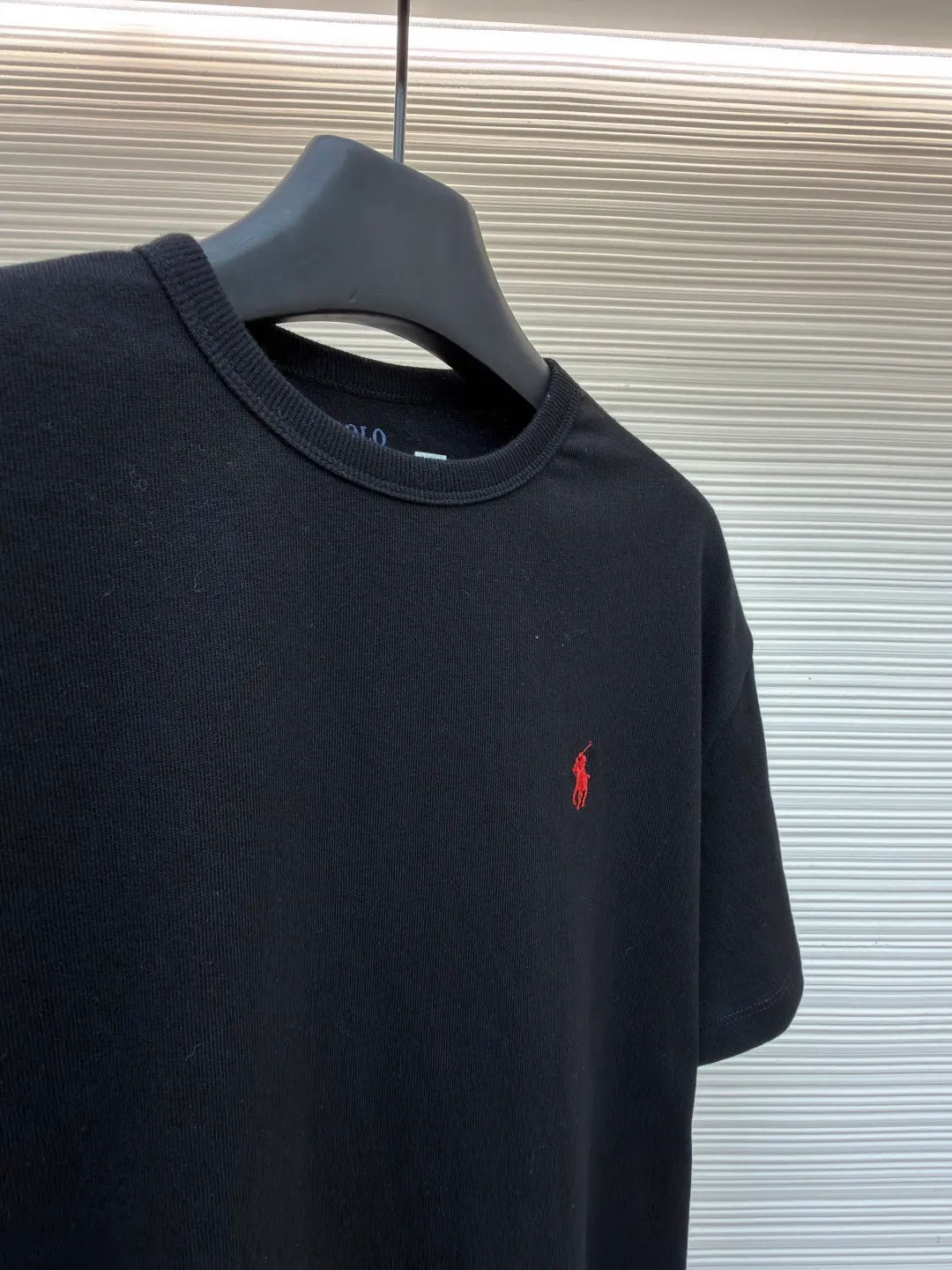 Ralph Lauren logo embroidered short sleeves ●Original version: Purchased and developed for 990 ●Item number: 1682482-X80 ●Material: linen soft plain weave fabric ●Technology: embroidery production ●Color: black ●Version: Fitted version ●Weight: about 280 grams ●Size: S-M-L-XL ●Description: Customized cotton and linen soft plain weave fabric, delicate touch, comfortable and close to the skin, with deep black as the main color Exquisite red pony logo is embellished throughout. It is highly recognizable. It brings an atmosphere of freedom and vitality. A symphony of pure and smart colors. It outlines a high-end outline with extreme simplicity and becomes the smart focus of the vision. It shows taste in silence and adopts imported machine embroidery technology. It uses advanced computer control system and precise mechanical components to realize the iconic pony embroidery operation. High precision. The lines are smooth and delicate. The fabrics have been washed. It has a better hand feel and texture. It is not easy to deform and not shrink. Not easy to fade and maintain long-lasting beauty. The overall wiring is straight and delicate, the fabric is comfortable and soft, and the color is consistent without color difference. It can be matched with the same style to create a fashionable look and control various occasions. Customized accessories, complete with three standards, same style for men and women!